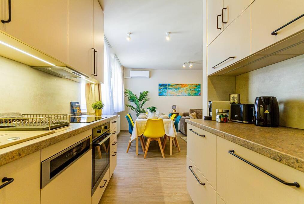 Roomy Apartment 80Sqm At City Center Free Parking Space, Ac & Balcony Budapest Eksteriør bilde