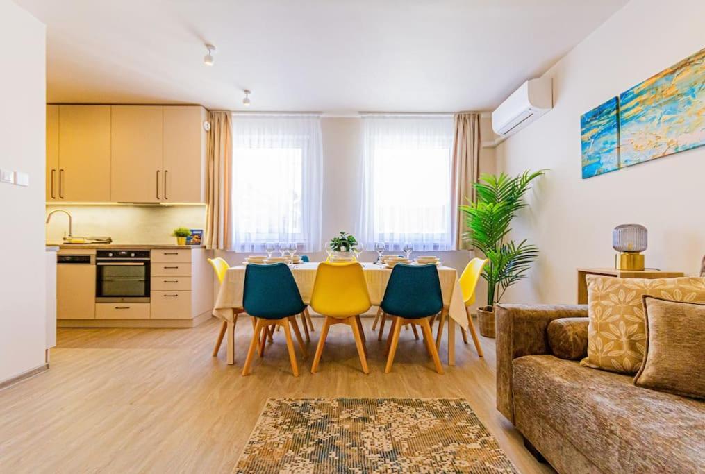 Roomy Apartment 80Sqm At City Center Free Parking Space, Ac & Balcony Budapest Eksteriør bilde