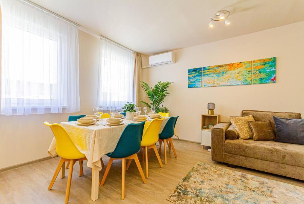 Roomy Apartment 80Sqm At City Center Free Parking Space, Ac & Balcony Budapest Eksteriør bilde